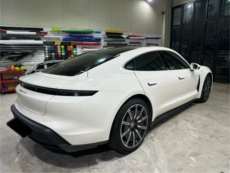 ポルシェ タイカン 4S カーラッピング事例|ペッパーホワイトへの変身 施工写真 1-3