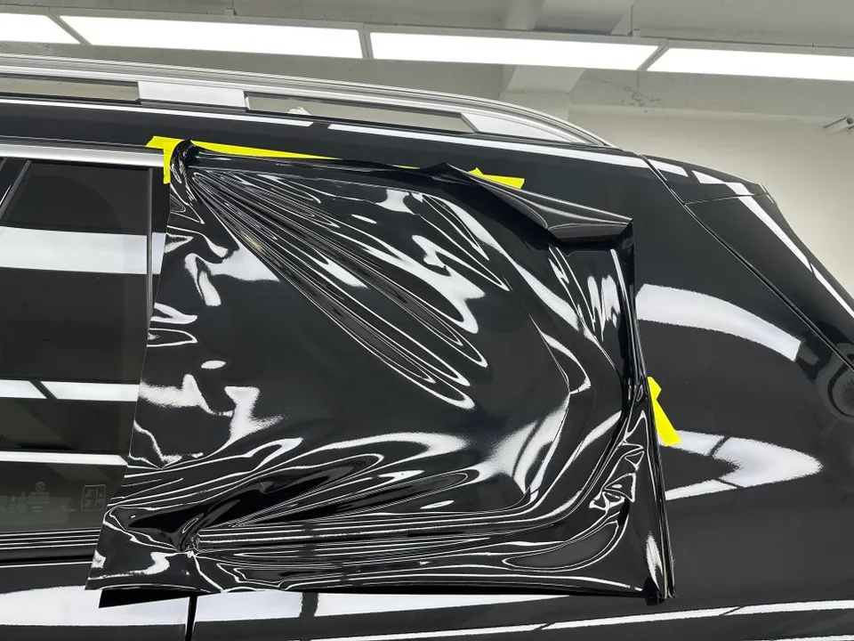 BMW X7のカーラッピング事例|クローム部分の質感変化 施工写真 2-3