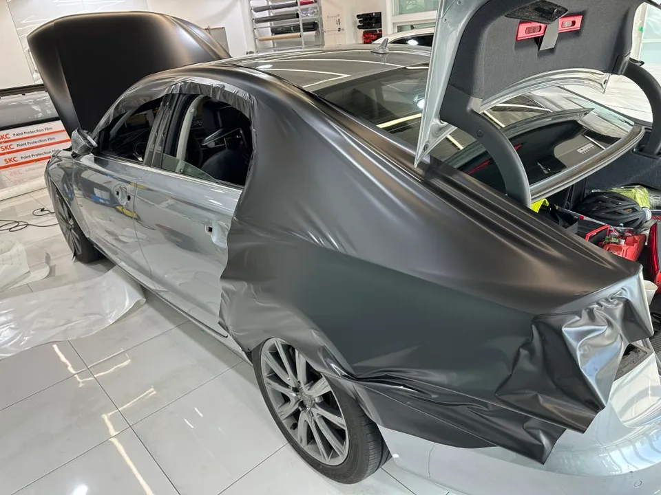 Audi A6のカーラッピング事例|サテンブラックとマットPPF 施工写真 2-3