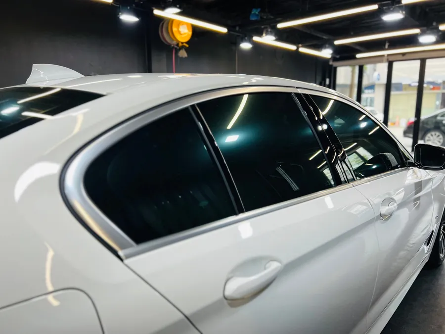 BMW 5 Series G30のカーラッピング事例|費用目安・仕上がり 施工写真 3-1