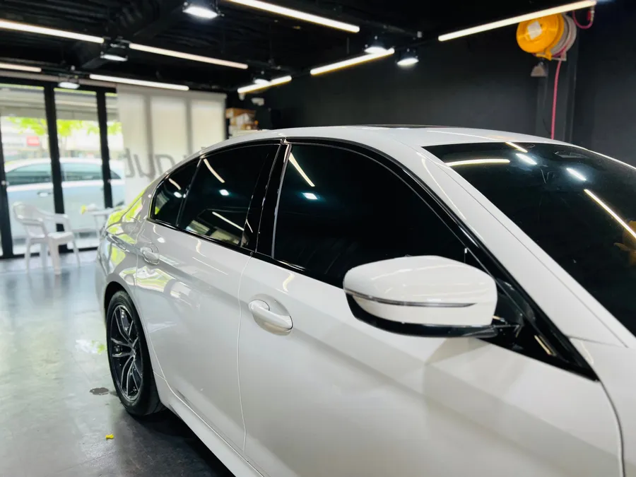 BMW 5 Series G30のカーラッピング事例|費用目安・仕上がり 施工写真 2-2