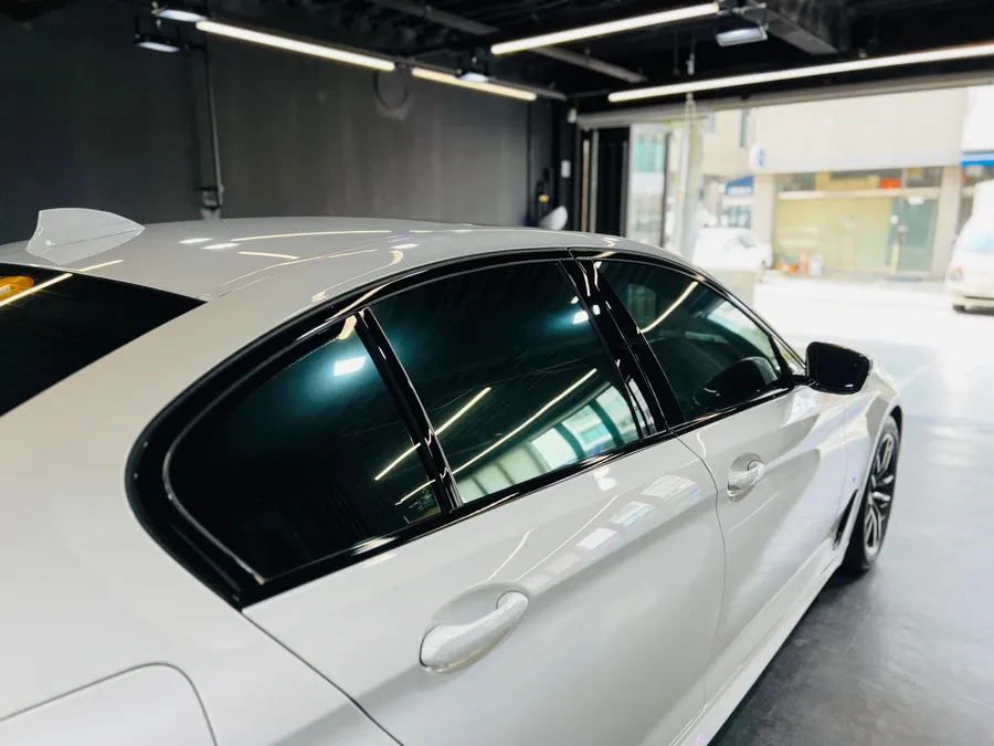 BMW 5 Series G30のカーラッピング事例|費用目安・仕上がり 施工写真 3-2