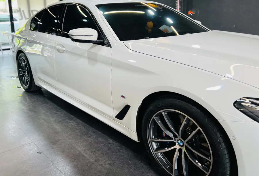 BMW 5 Series G30のカーラッピング事例|費用目安・仕上がり 施工写真 2-3