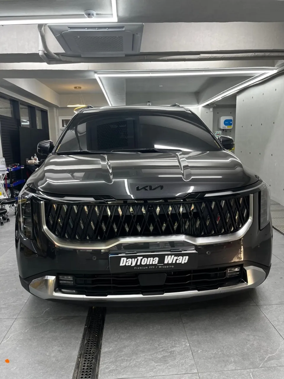 Kia Carnivalのカーラッピング事例｜費用目安・仕上がり 施工写真 1-2