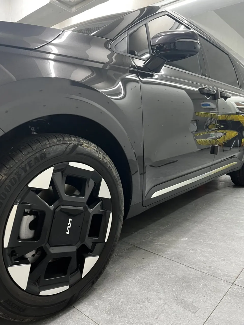 Kia Carnivalのカーラッピング事例｜費用目安・仕上がり 施工写真 2-3