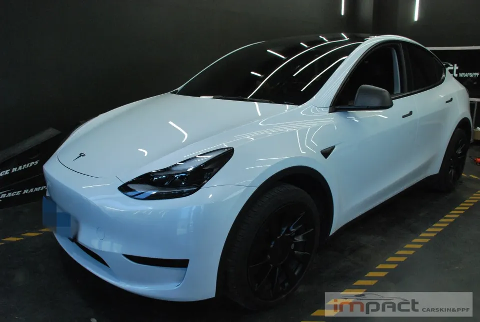 Tesla Model Yのカーラッピング事例:ピラーラインでツートン効果 施工写真 3-1