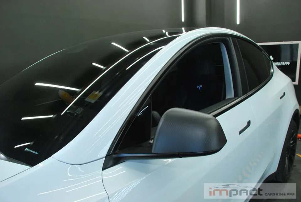 Tesla Model Yのカーラッピング事例:ピラーラインでツートン効果 施工写真 1-2