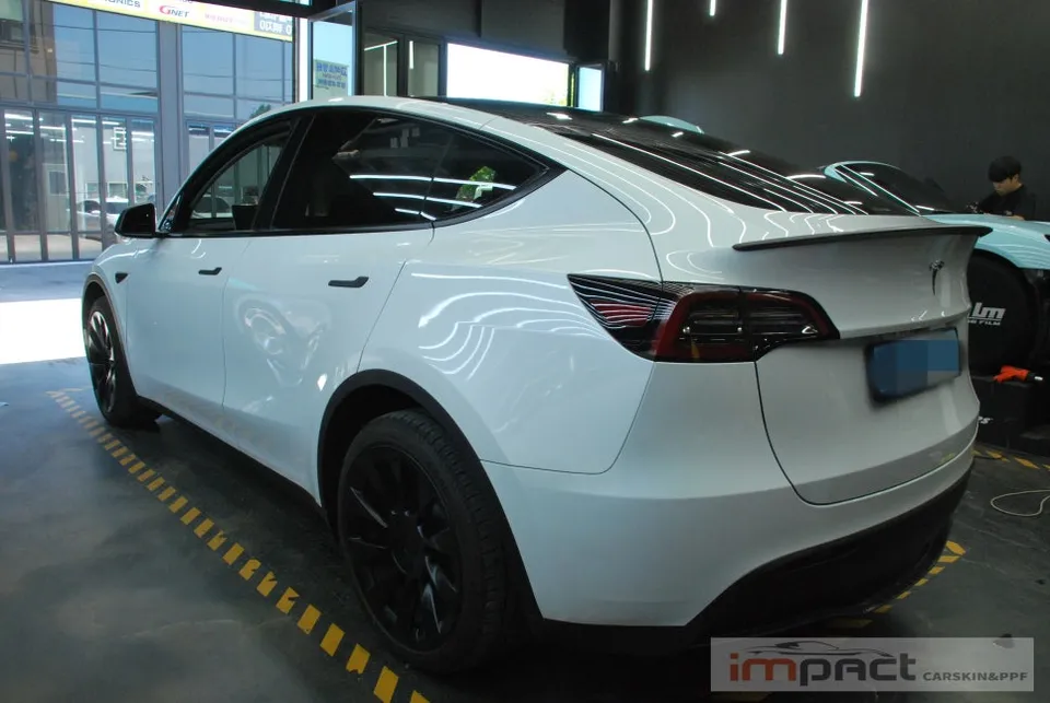 Tesla Model Yのカーラッピング事例:ピラーラインでツートン効果 施工写真 2-2