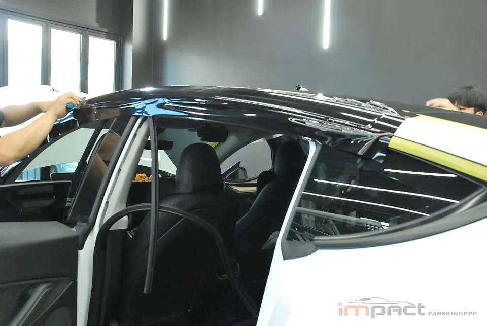Tesla Model Yのカーラッピング事例:ピラーラインでツートン効果 施工写真 1-3