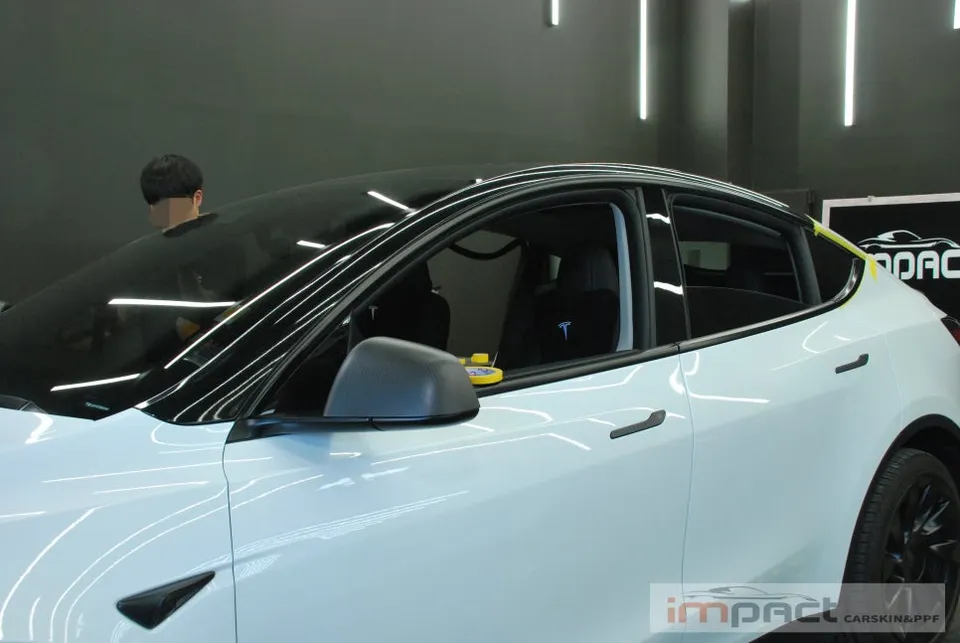 Tesla Model Yのカーラッピング事例:ピラーラインでツートン効果 施工写真 3-3