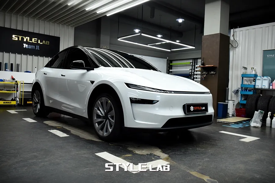 Tesla Model Y Vinyl Wrap Review: Gloss Black Two-Tone photo 2