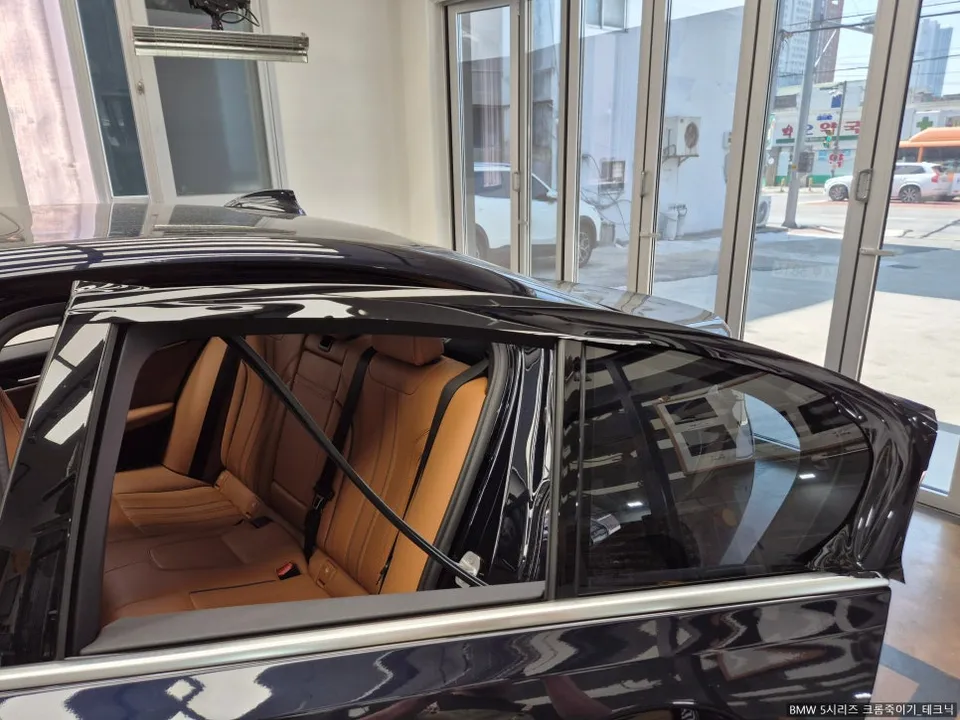 BMW 5 Series vinyl wrap - BMW 5 Series Vinyl Wrap Review: Chrome Delete Cost & Results photo 3