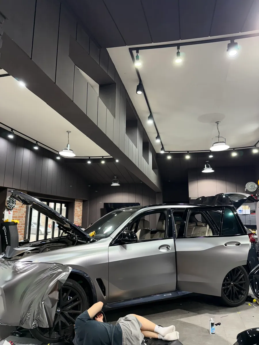 BMW X5のカーラッピング事例｜リキッドマットシルバー 施工写真 4-1