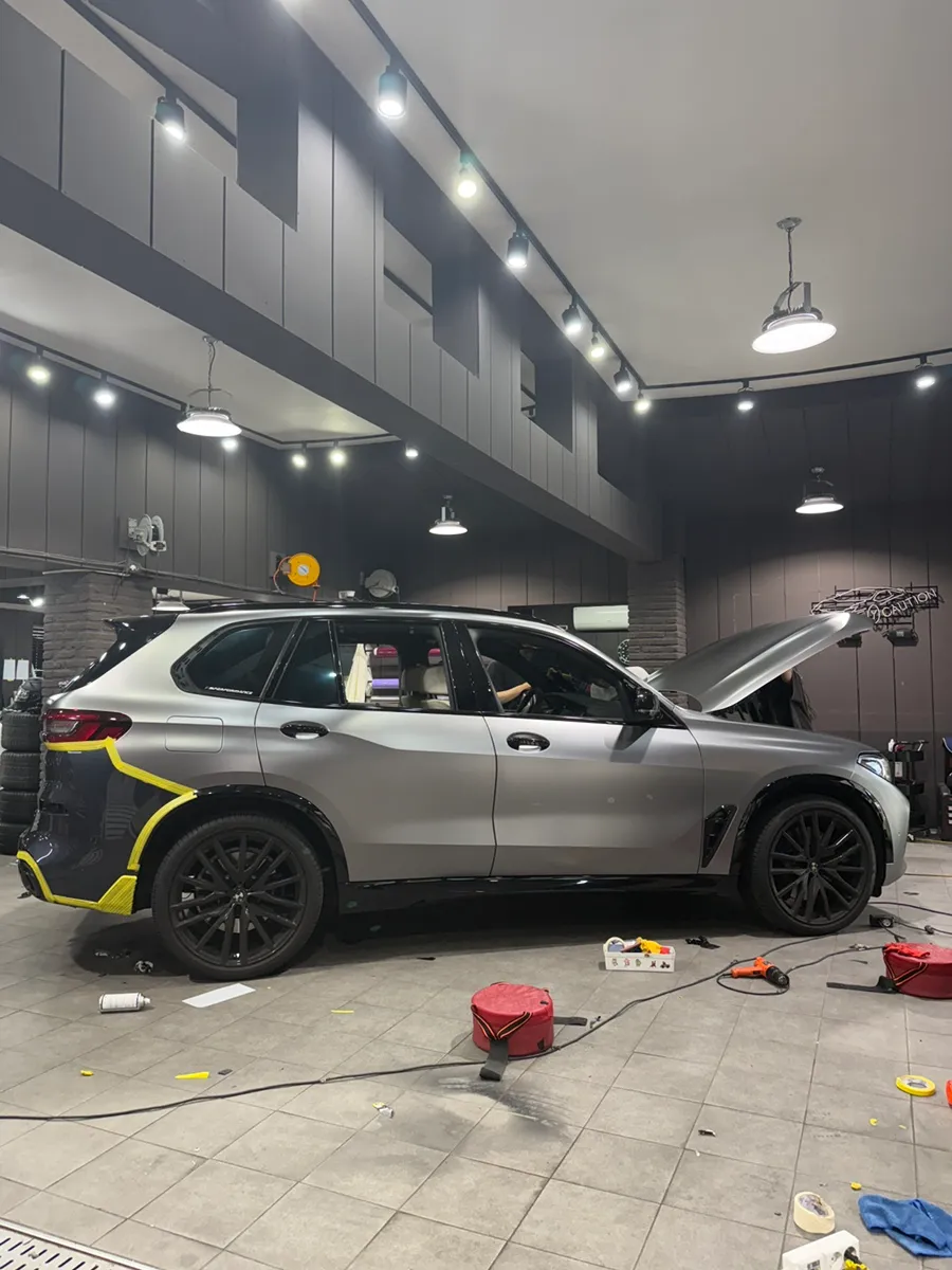 BMW X5のカーラッピング事例｜リキッドマットシルバー 施工写真 1-2