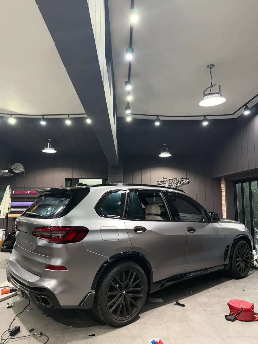 BMW X5のカーラッピング事例｜リキッドマットシルバー 施工写真 3-2