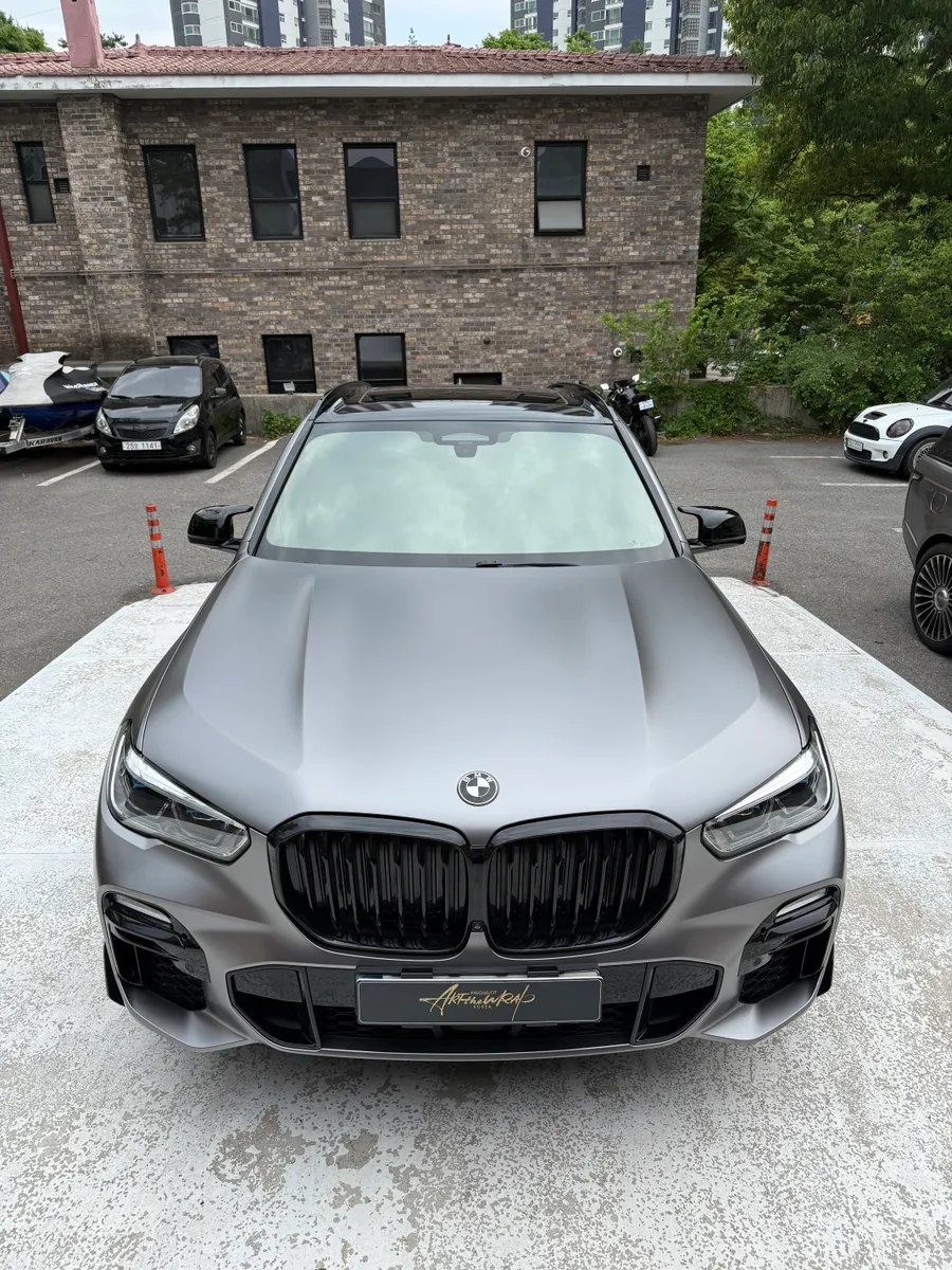 BMW X5のカーラッピング事例｜リキッドマットシルバー 施工写真 4-2