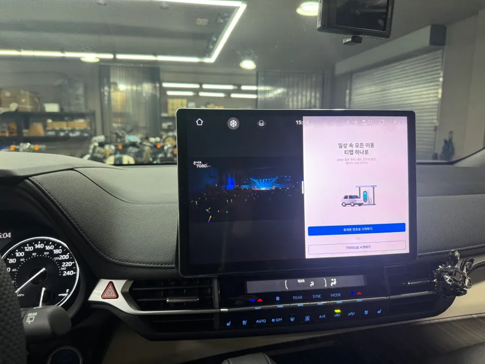 Toyota SiennaのAndroid Auto・CarPlay取付事例 施工写真 3-2