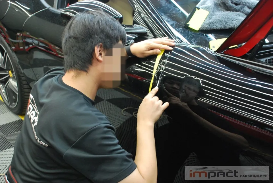 Ferrari RomaのPPF施工事例|ブラックPPF再施工 施工写真 3-2
