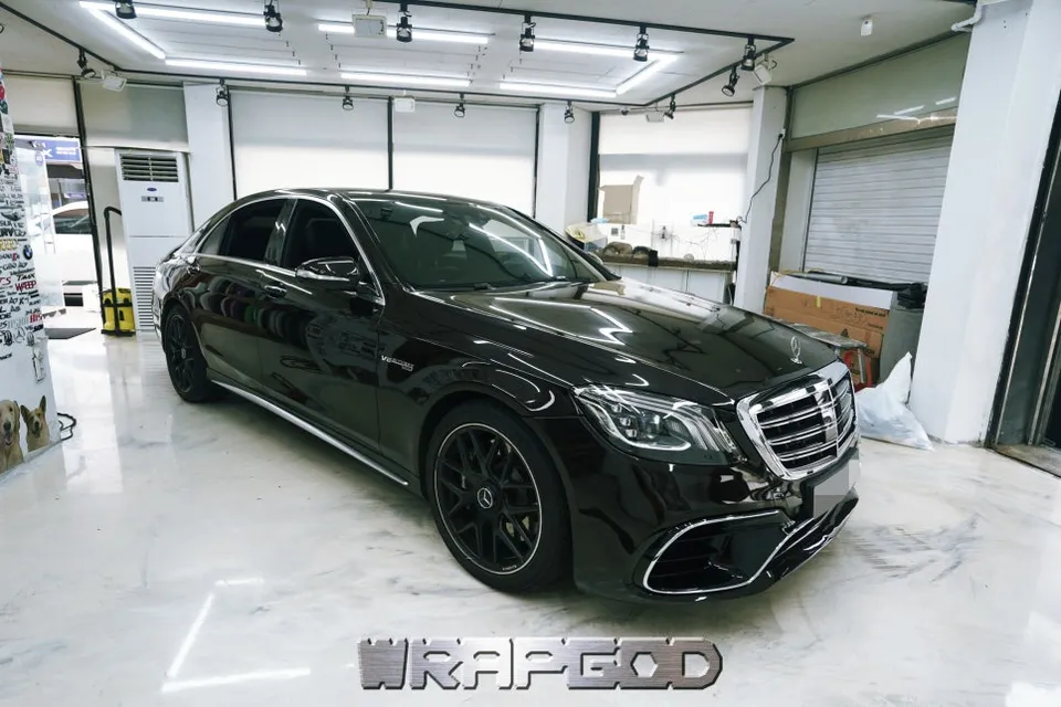 Mercedes-Benz S63 AMGのカーラッピング事例｜サテンホワイトパール 施工写真 2-1