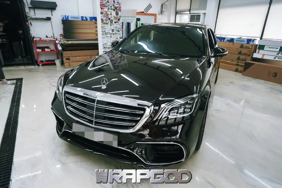 Mercedes-Benz S63 AMGのカーラッピング事例｜サテンホワイトパール 施工写真 3-1