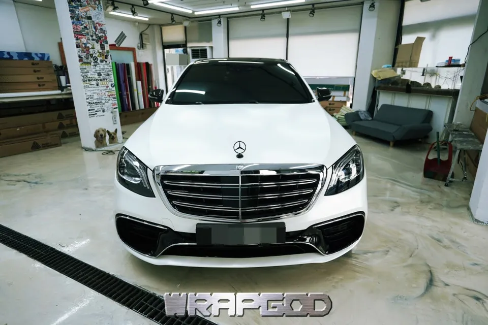 Mercedes-Benz S63 AMGのカーラッピング事例｜サテンホワイトパール 施工写真 2-2