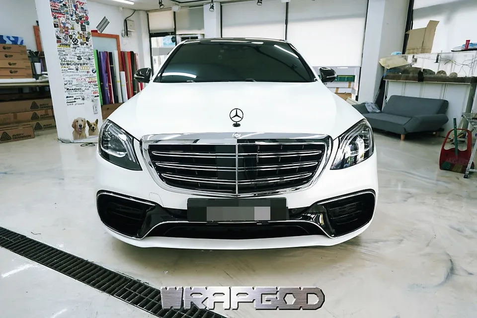 Mercedes-Benz S63 AMGのカーラッピング事例｜サテンホワイトパール 施工写真 3-2
