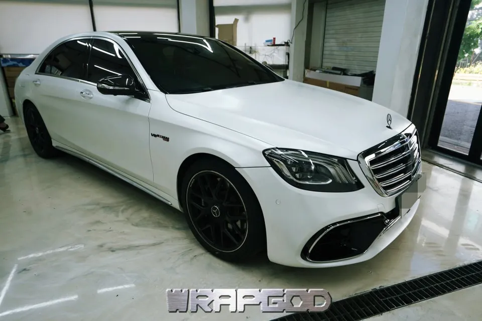 Mercedes-Benz S63 AMGのカーラッピング事例｜サテンホワイトパール 施工写真 2-3