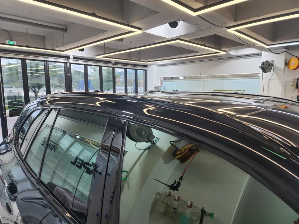 BMW X5のカーラッピング事例|クローム除去と室内施工 施工写真 2-3