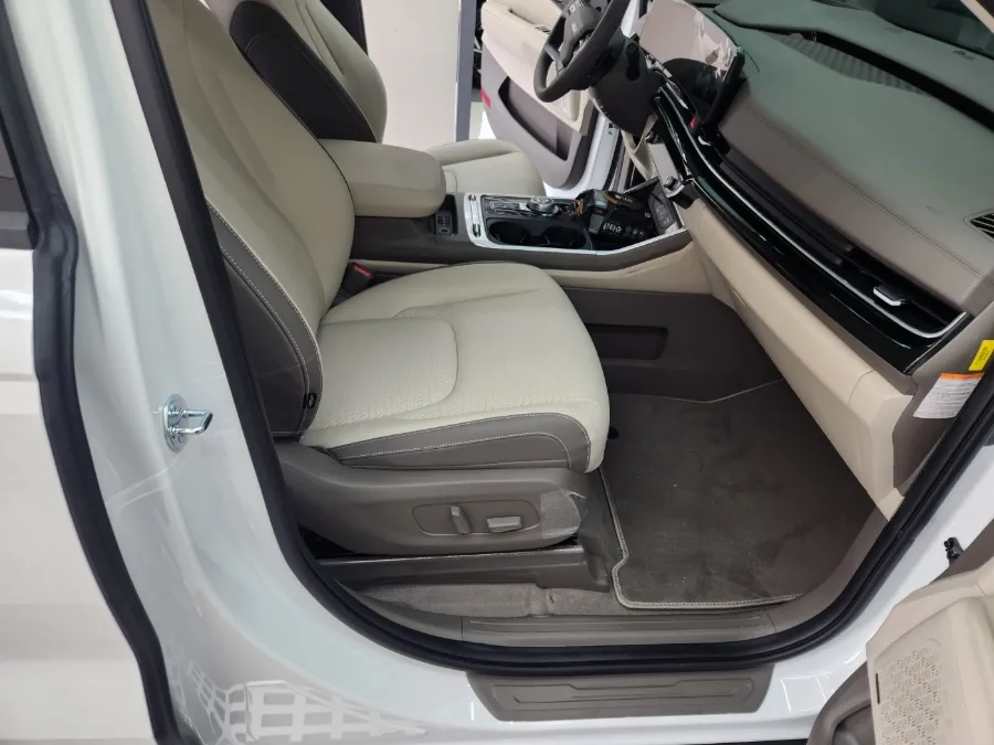 Kia Carnival KA4 interior customization - Kia Carnival KA4 Interior Customization Review: Cost & Results photo 5