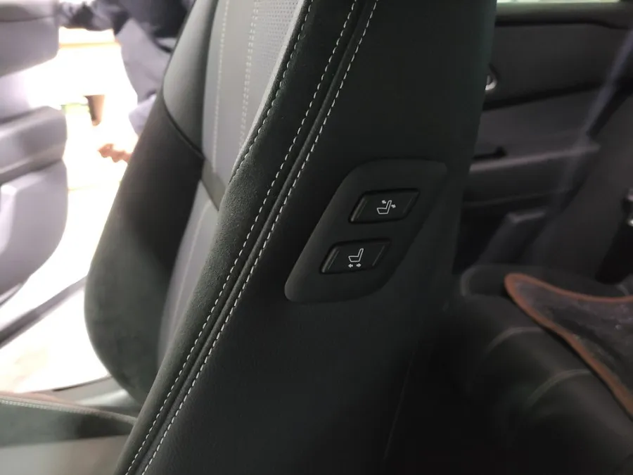 Land Rover Range Rover Velar oem options - Land Rover Range Rover Velar Walk-In Device Review photo 6