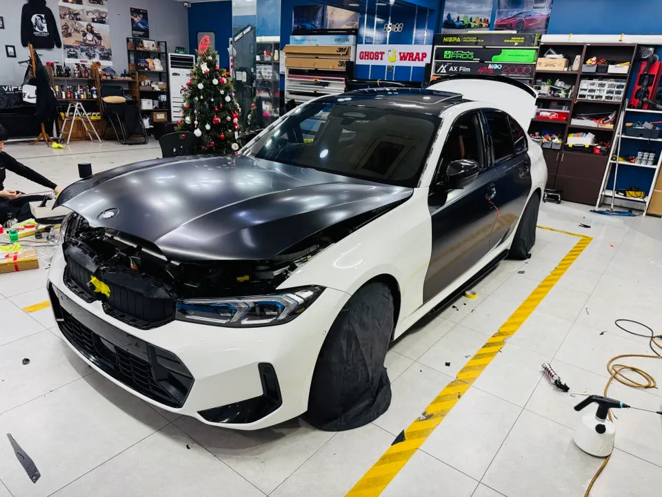 BMW 3 Seriesのカーラッピング事例|サテンブラックの高級感 施工写真 2-2