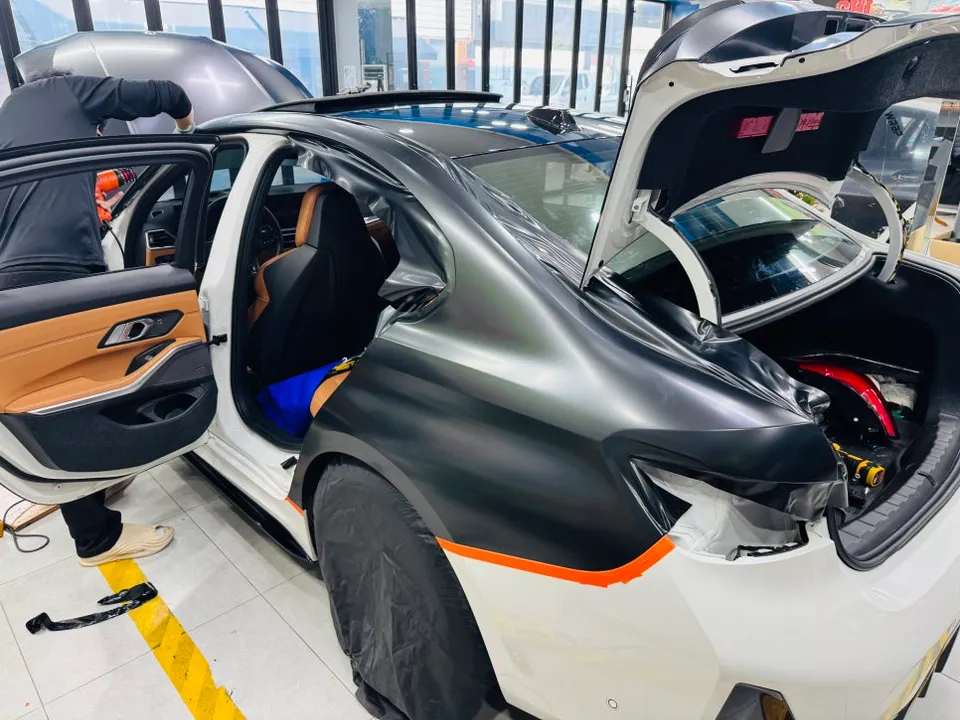 BMW 3 Seriesのカーラッピング事例|サテンブラックの高級感 施工写真 3-2
