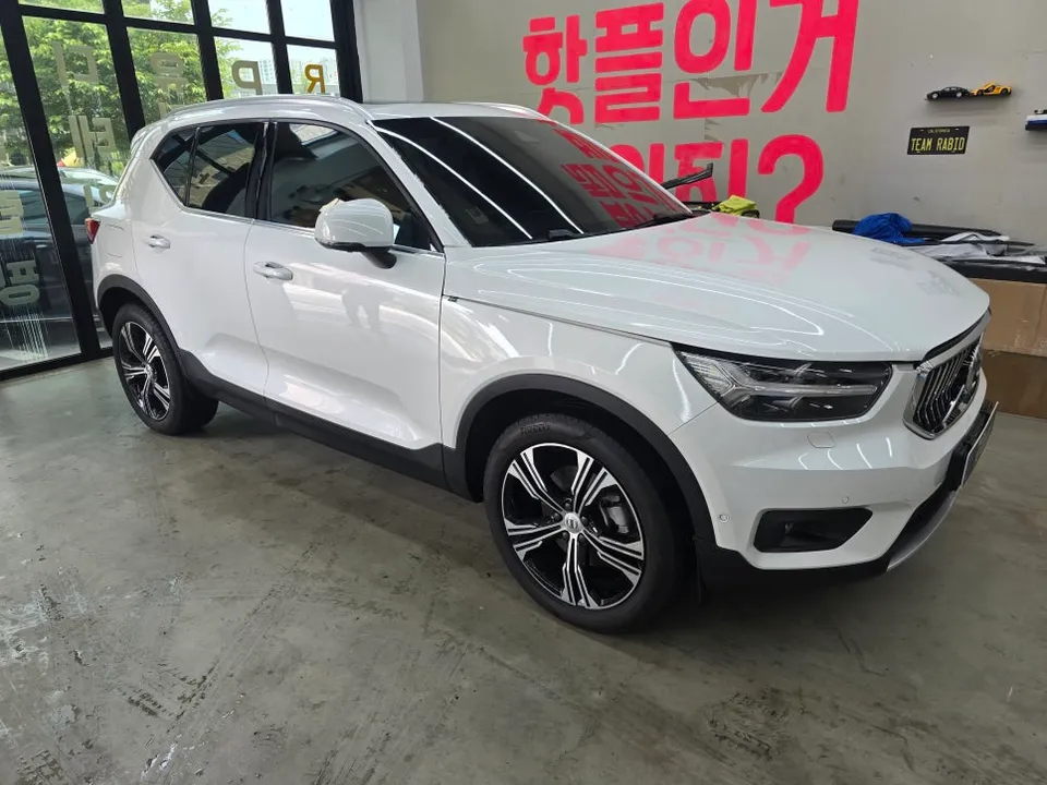Volvo XC40のカーラッピング事例|都市的なグレーへの変身 施工写真 2-1