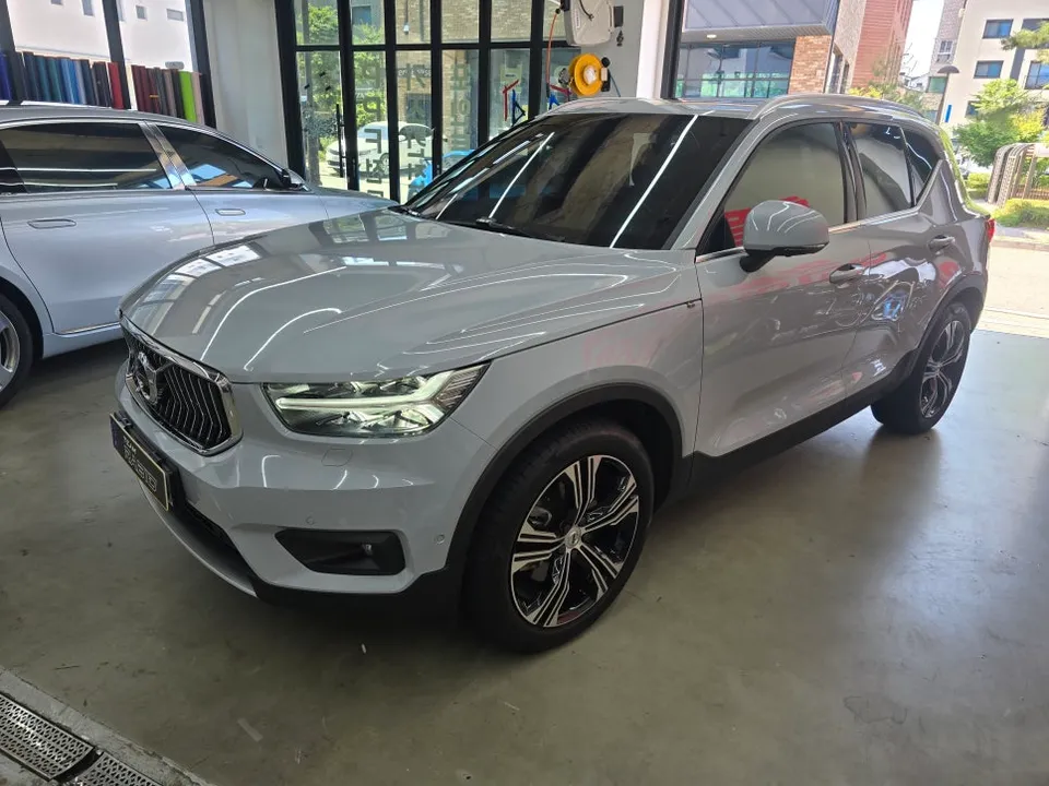 Volvo XC40のカーラッピング事例|都市的なグレーへの変身 施工写真 2-2