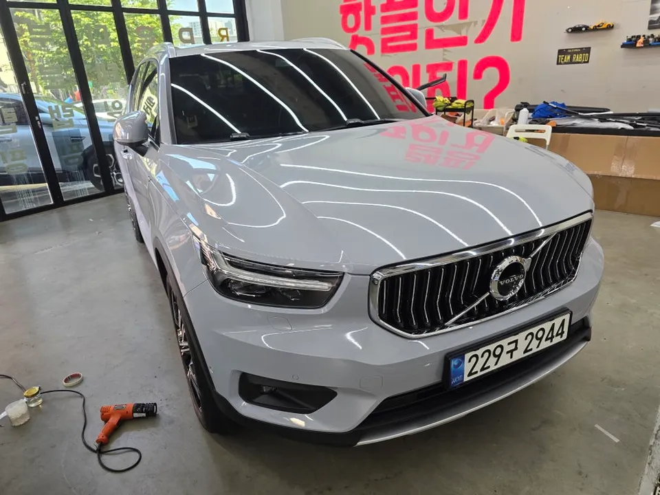 Volvo XC40のカーラッピング事例|都市的なグレーへの変身 施工写真 3-2