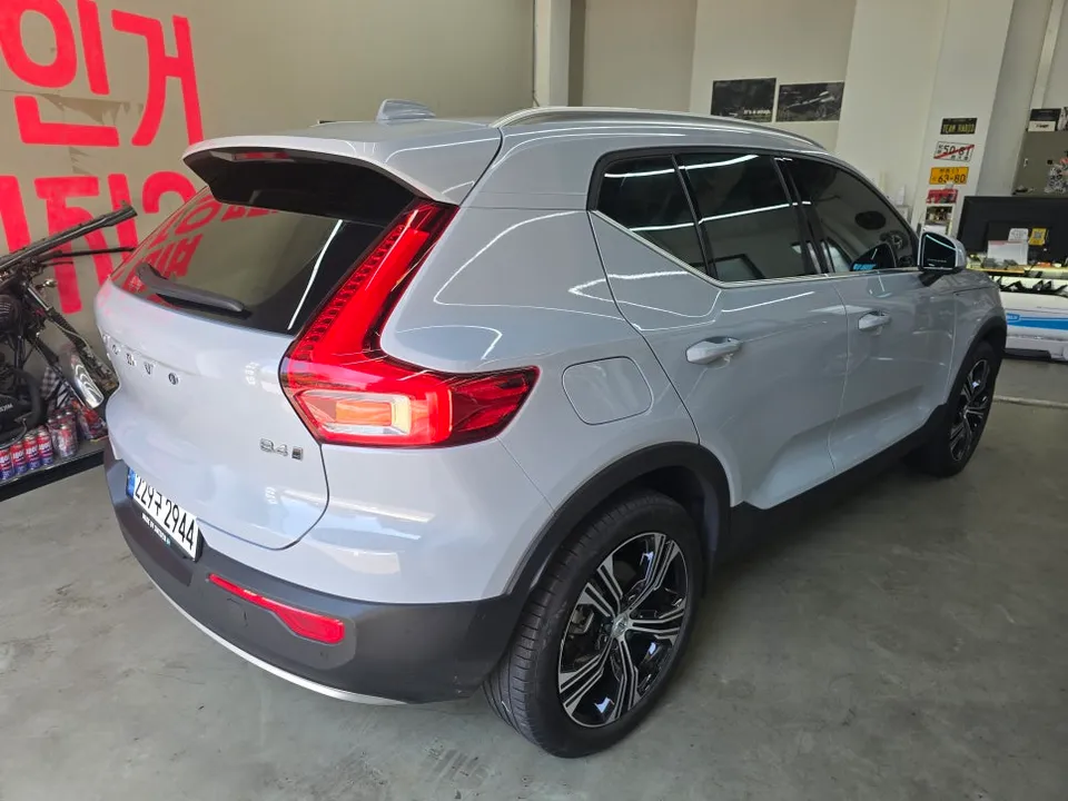 Volvo XC40のカーラッピング事例|都市的なグレーへの変身 施工写真 2-3