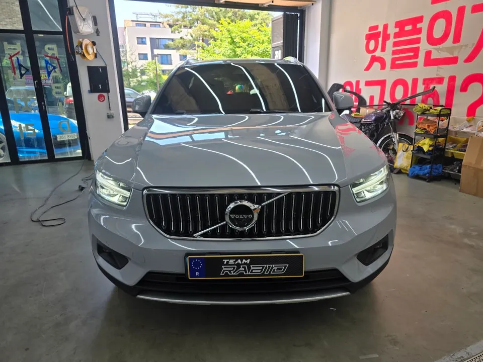 Volvo XC40のカーラッピング事例|都市的なグレーへの変身 施工写真 3-3