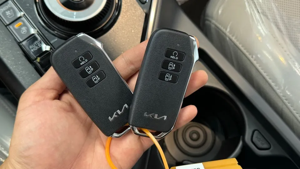 Kia Niro Hybrid new car package - Kia Niro Hybrid New Car Package Review — Flaw Found! photo 3