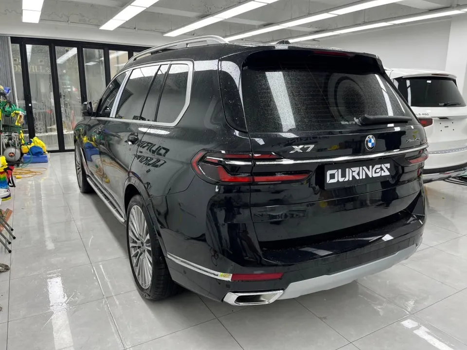 BMW X7のカーラッピング事例|クロームパーツをブラック化 施工写真 4-1