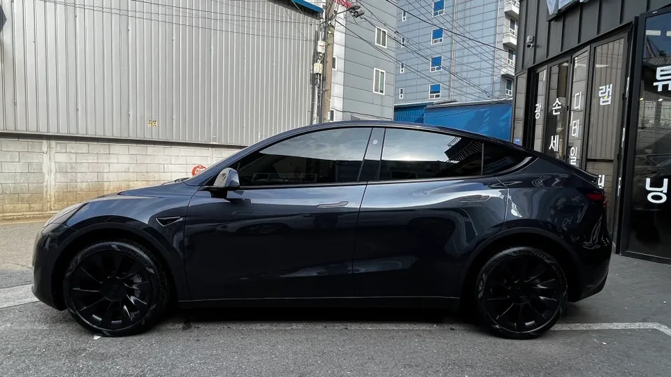 Tesla Model Yのカーフィルム施工事例|費用目安・仕上がり 施工写真 2-3