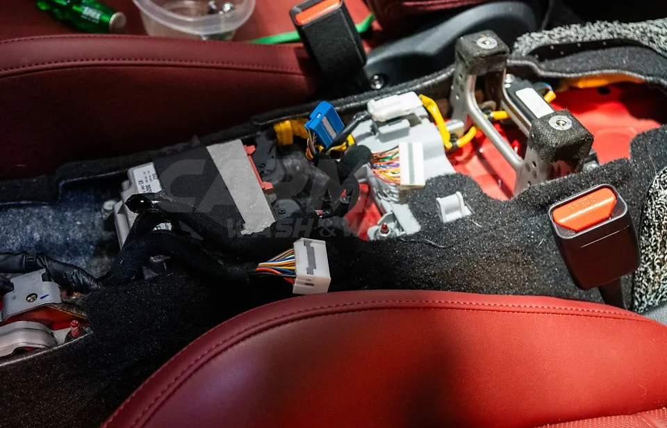 Kia Stingerのカーラッピング事例|室内コンソール赤カーボン 施工写真 2-1