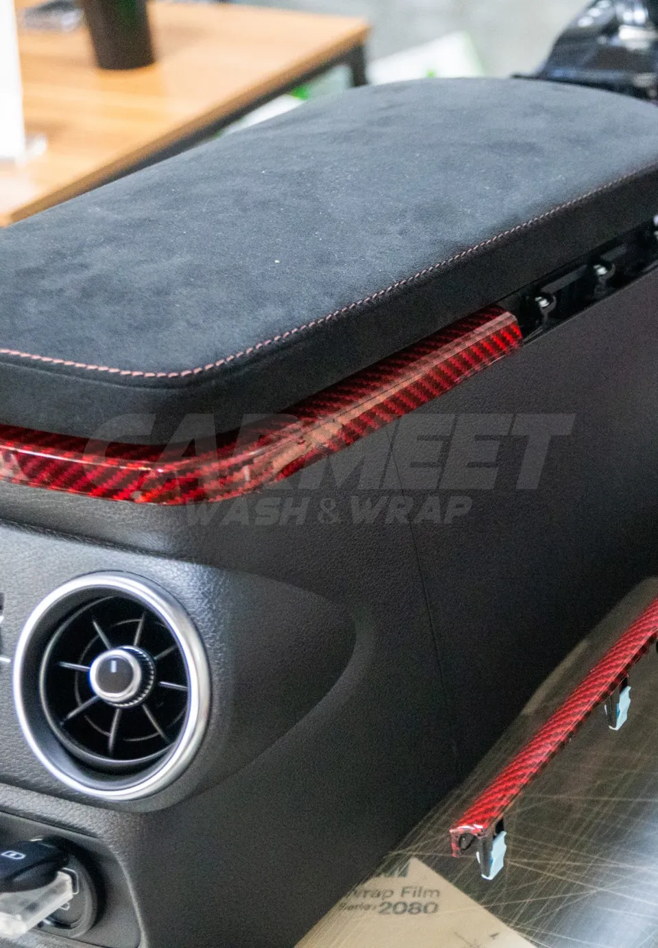 Kia Stingerのカーラッピング事例|室内コンソール赤カーボン 施工写真 2-3