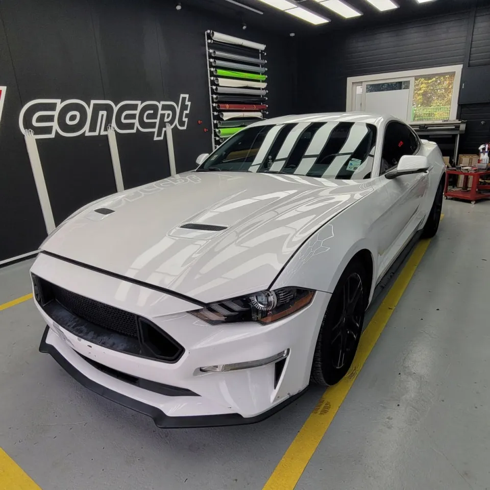 Ford Mustangのカーラッピング事例|ストーングリーンで個性を演出 施工写真 1-3