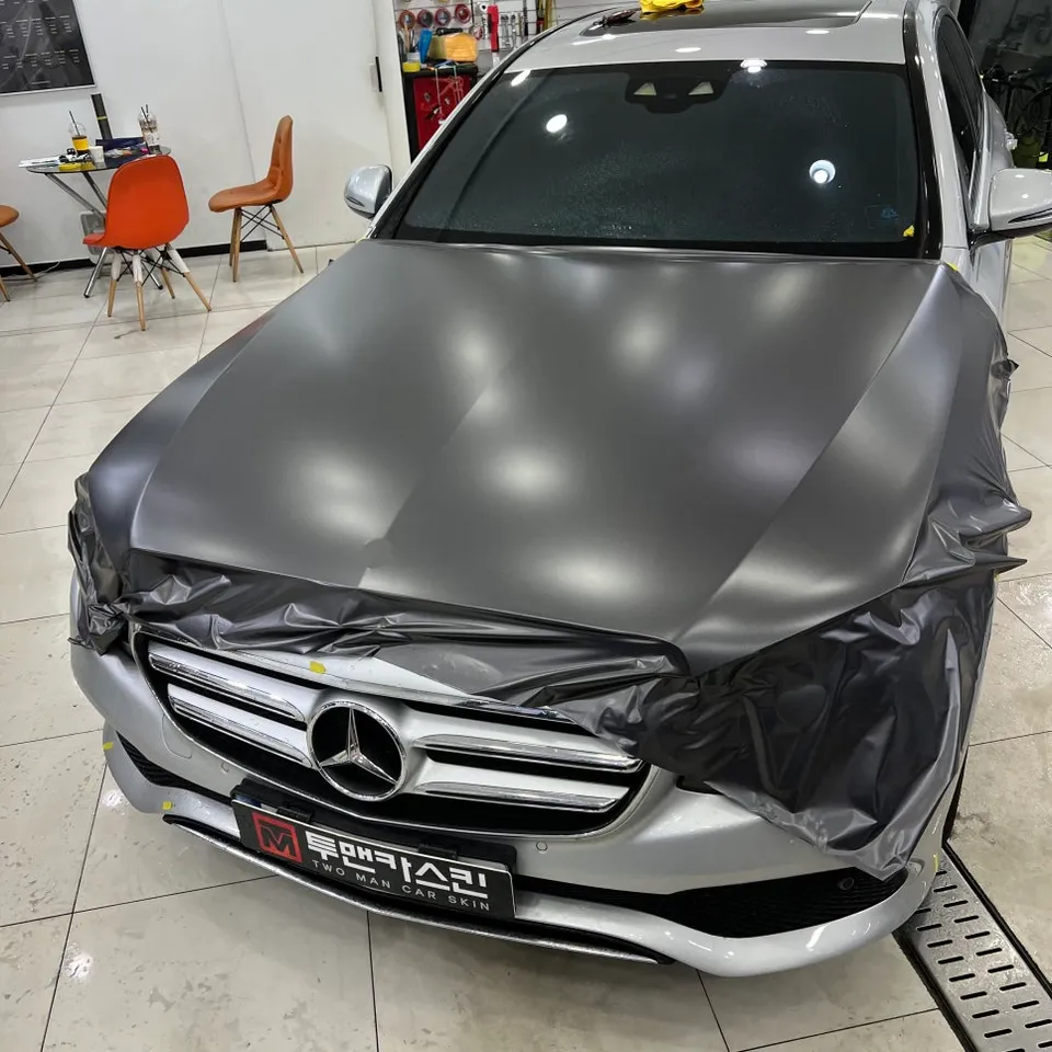 Mercedes-Benz Eクラスのカーラッピング事例:費用目安と仕上がり 施工写真 1-2