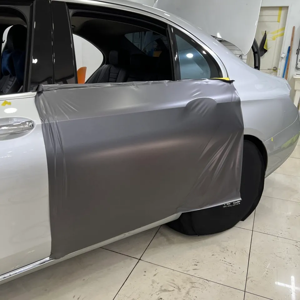 Mercedes-Benz Eクラスのカーラッピング事例:費用目安と仕上がり 施工写真 2-2