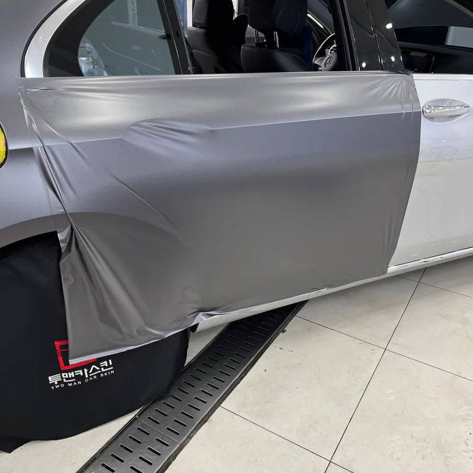 Mercedes-Benz Eクラスのカーラッピング事例:費用目安と仕上がり 施工写真 1-3