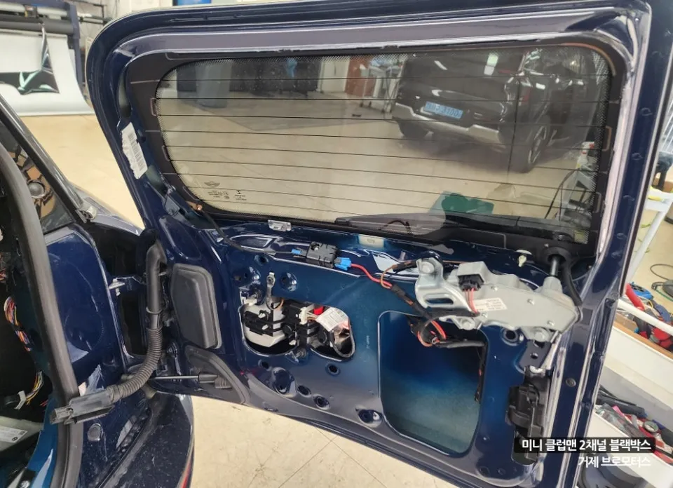 MINI Clubmanのドライブレコーダー取付事例 施工写真 2-2