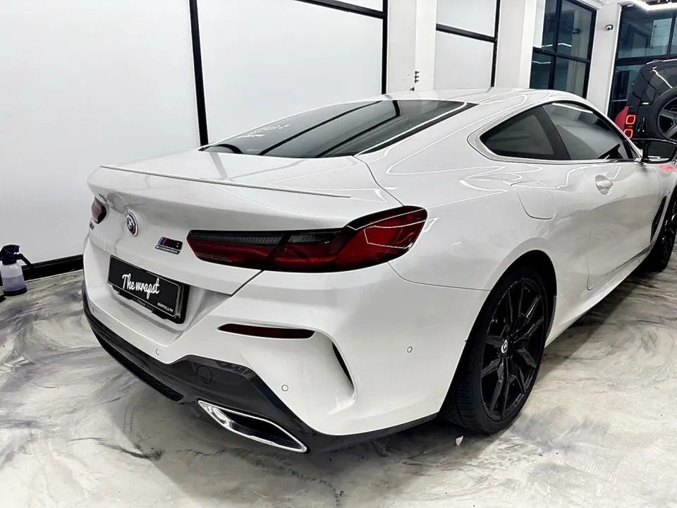 BMW 8 Seriesのカーラッピング事例|費用目安・仕上がり 施工写真 2-1