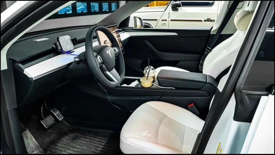 Tesla Model Y steering wheel - Tesla Model Y Custom Steering Wheel Review — Enhanced Interior photo 3
