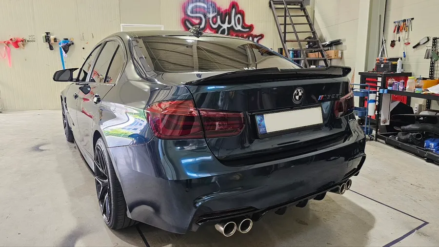 BMW 3 Seriesのカーラッピング事例|費用目安・仕上がり 施工写真 3-2